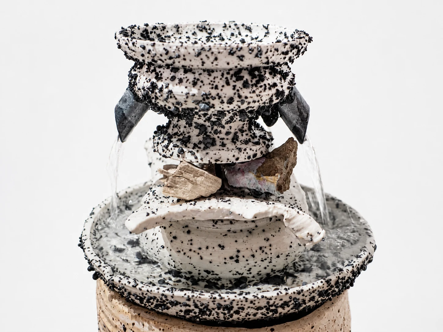Fuente cerámica de La forma del agua quieta sobre fondo blanco