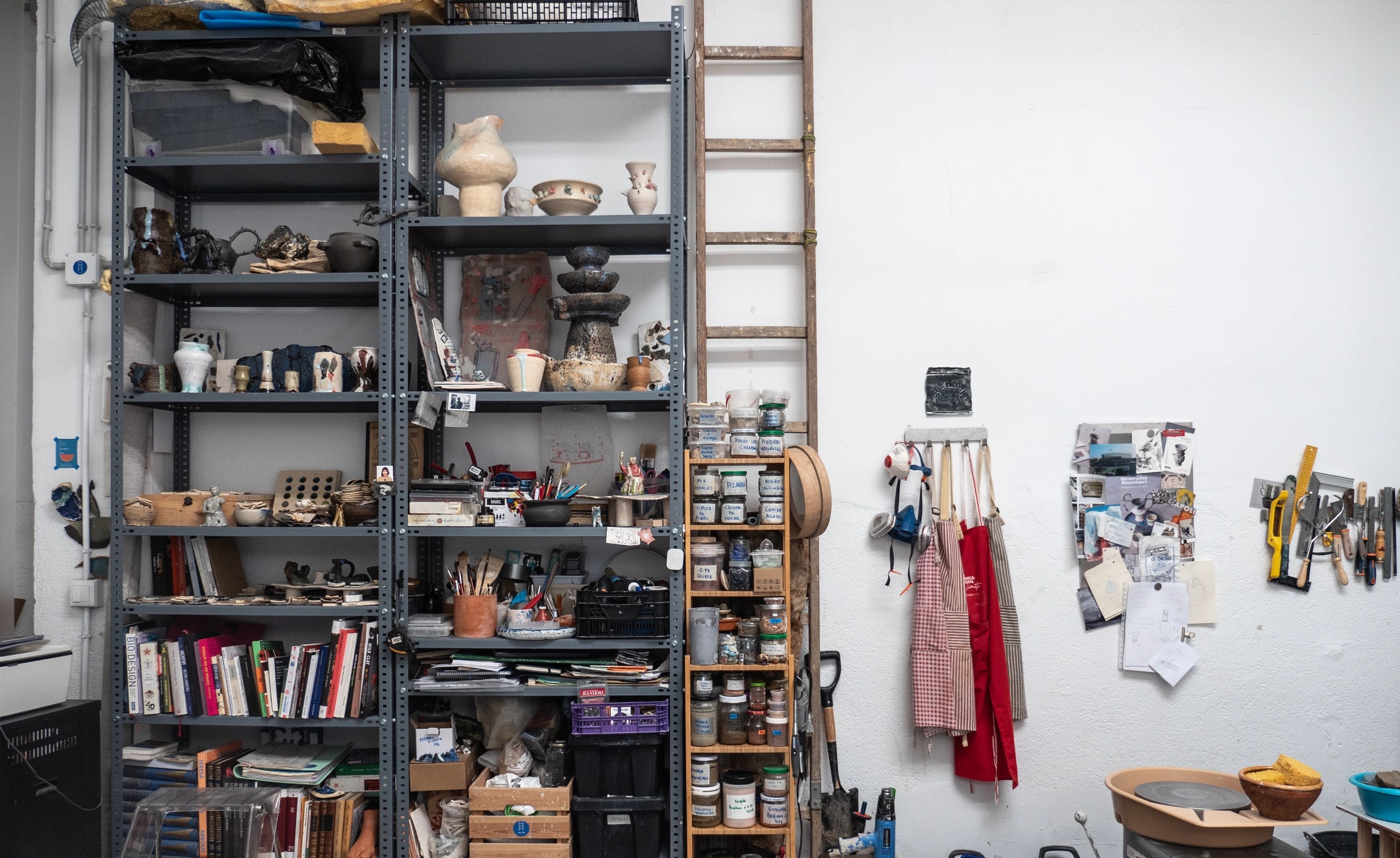 Archivo de materiales y herramientas en el estudio de Brenda Ranieri