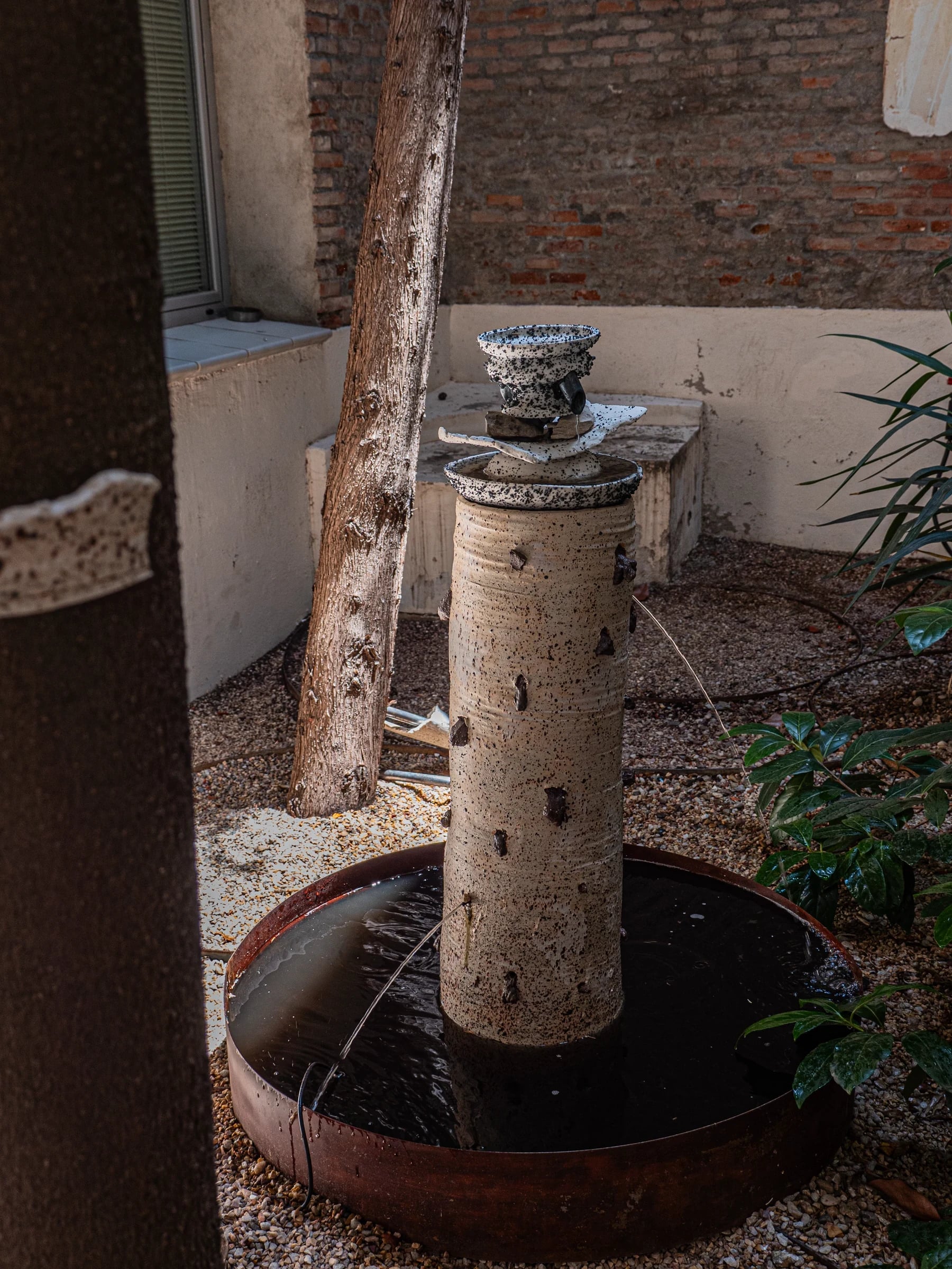 Fuente cilíndrica en el patio de la exposición