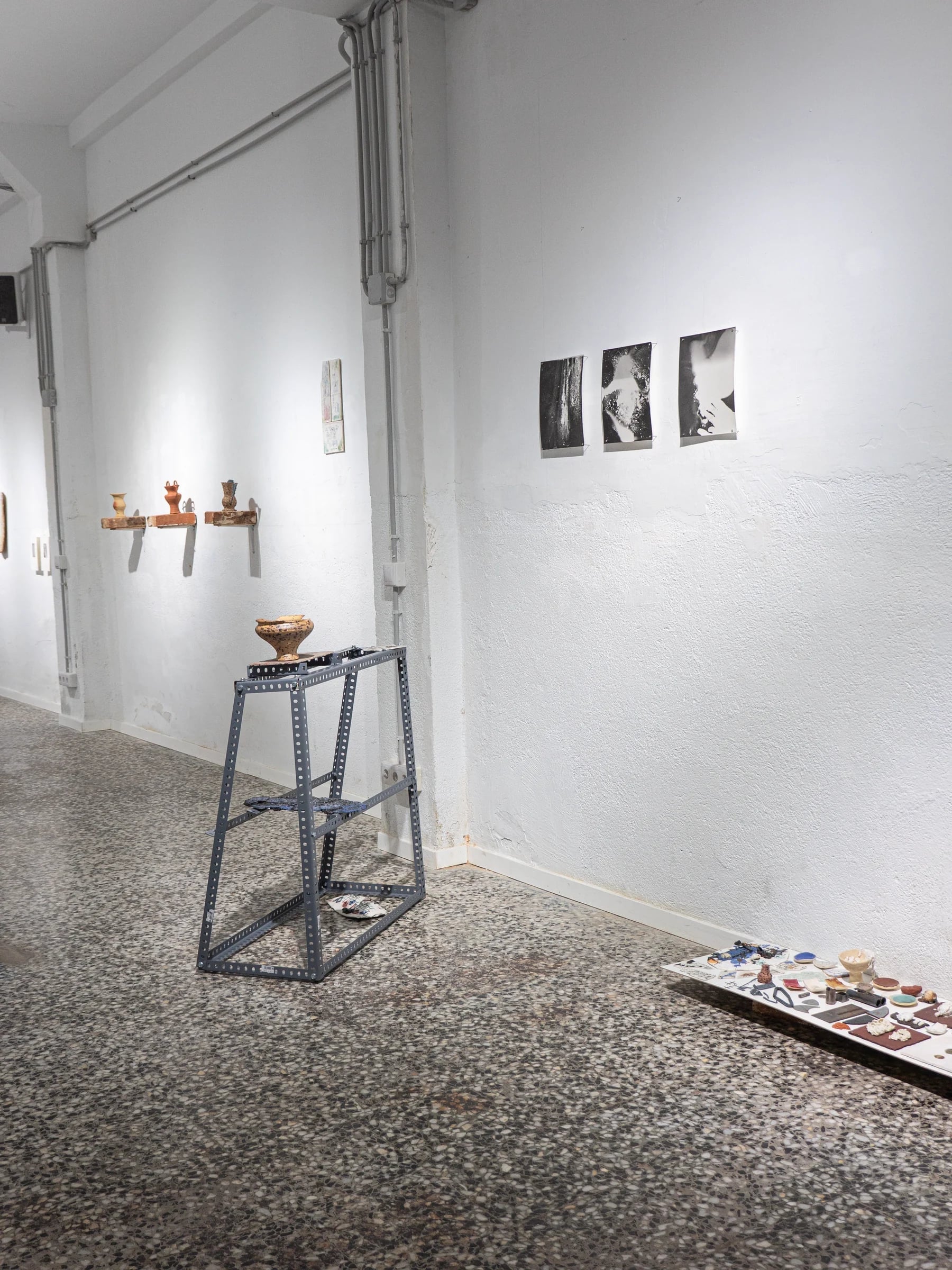 Vista de sala con obras gráficas y cerámicas