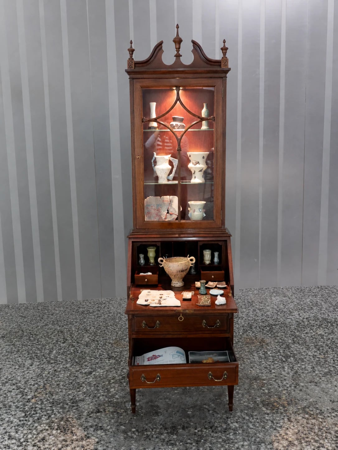 Archivo material instalado en un mueble de madera