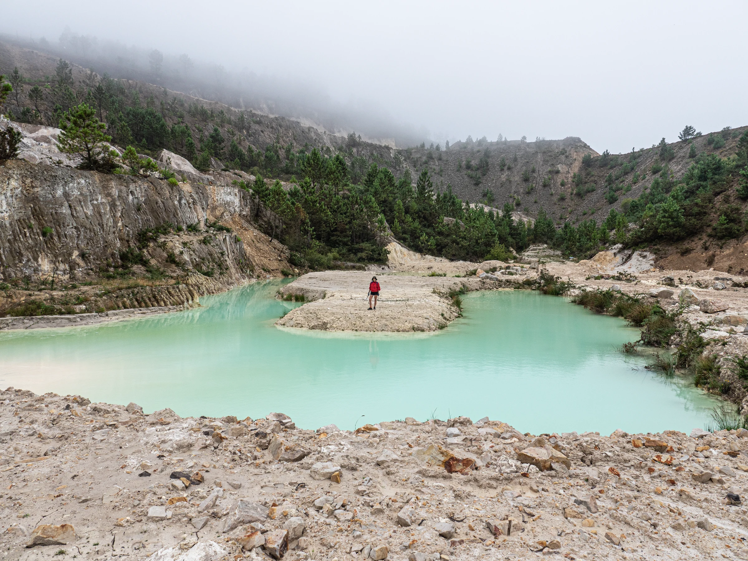 Cantera y lago mineral en el paisaje